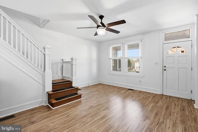 Building Photo - 211 E Poplar St