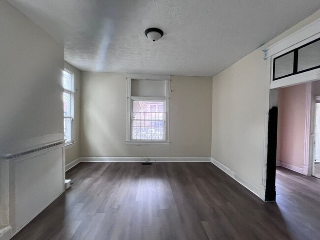 Building Photo - 4 Bedrooms!!