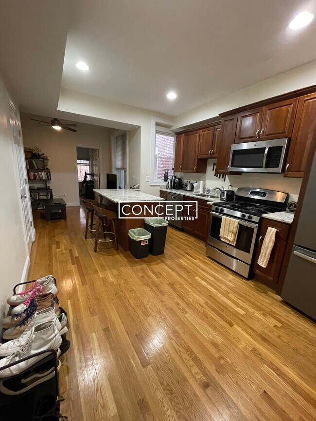 Primary Photo - 1027 Tremont St