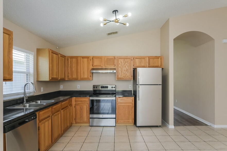 Building Photo - 17100 Woodcrest Way