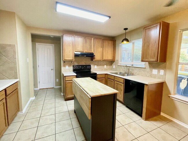 Building Photo - BEAUTIFUL 4 BR/2BTH HOUSE LOCATED IN CIBOL...