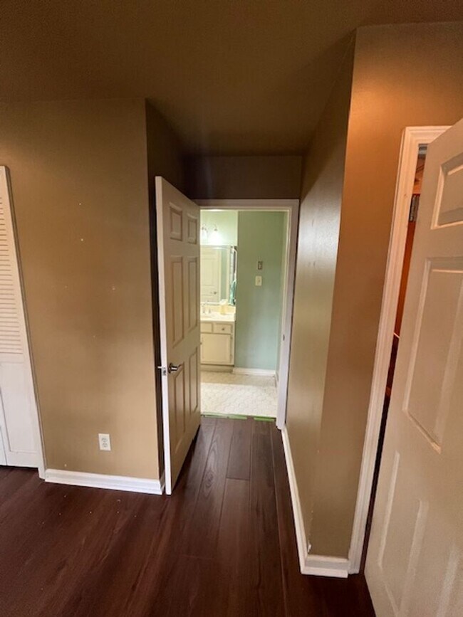 Building Photo - Elegant Colonial Style 2 Bedroom 2 and a half Bathroom Townhome in Little Rock