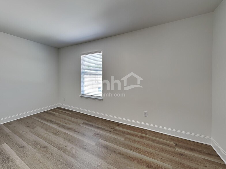 Building Photo - 11 Hickory Ct