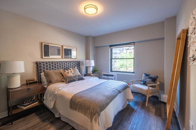 Building Photo - 5815 N Sheridan Rd