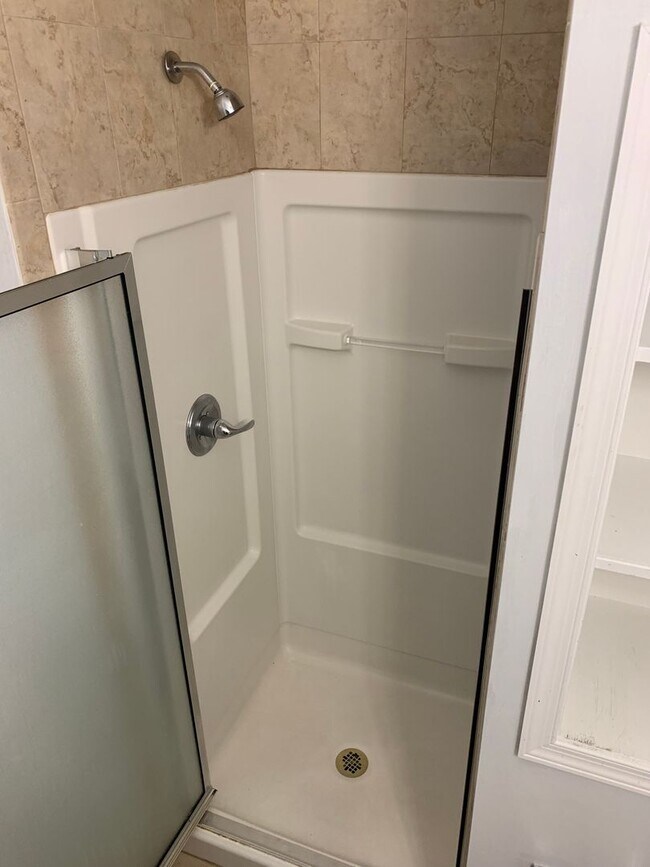 Building Photo - Amazing Studio Apartment located in Univer...