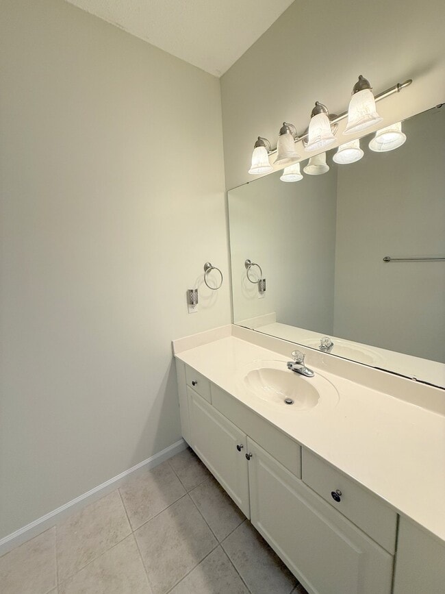 Building Photo - 15047 Ashmont Blvd SE