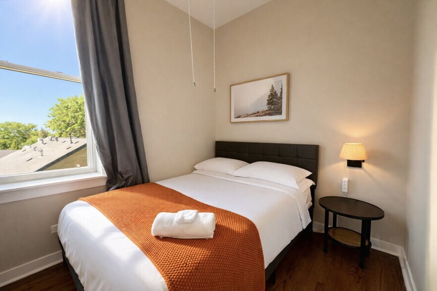 Building Photo - 736 N Throop St