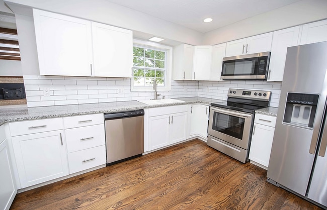 Building Photo - Privacy Fenced, 3 bed 3 bath in South Springfield (Ask about our special)