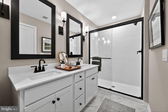 Building Photo - 44 Basswood St