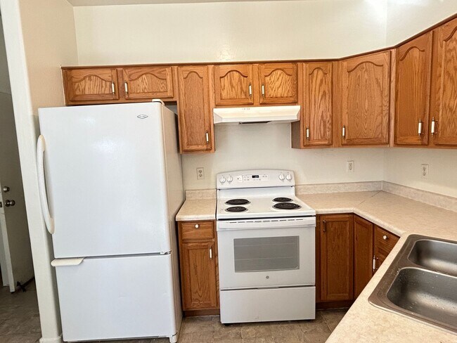 Building Photo - Brand new paint and carpet! 3 Bedroom 2 1/2 Bathroom, Close to Grand Canyon University