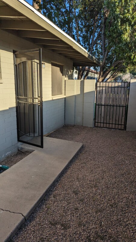 Building Photo - 2326 E Pinchot Ave