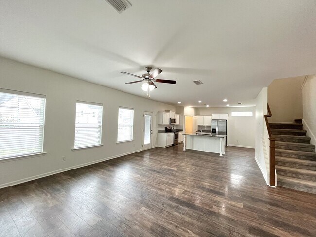 Building Photo - Huge home in Spring Hill!