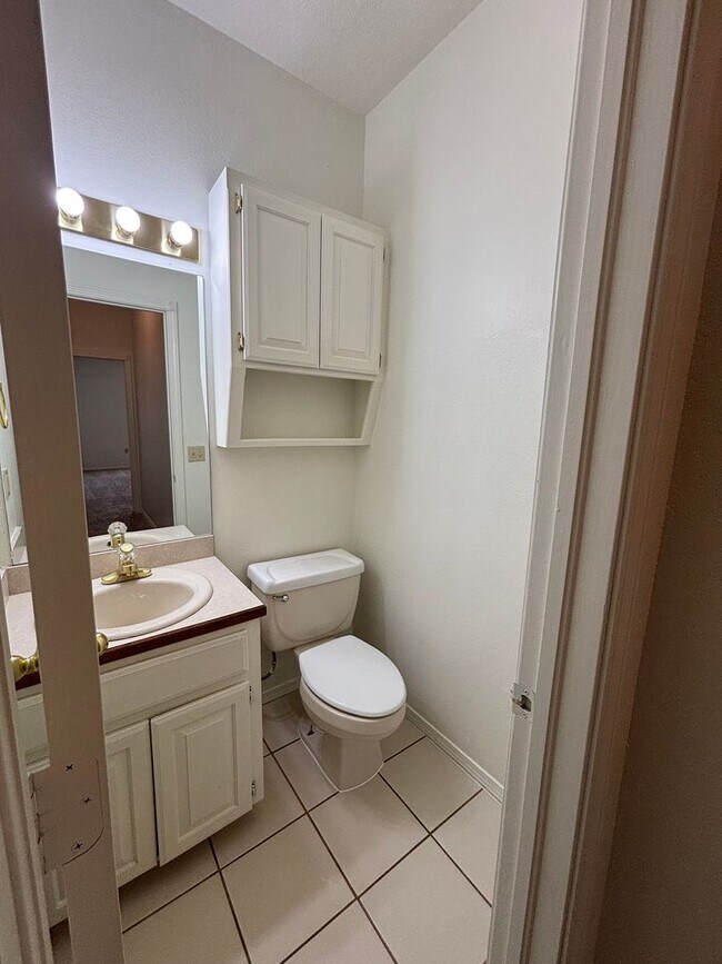 Building Photo - 3br 2.5ba on Surrey Hills Golf Course!!