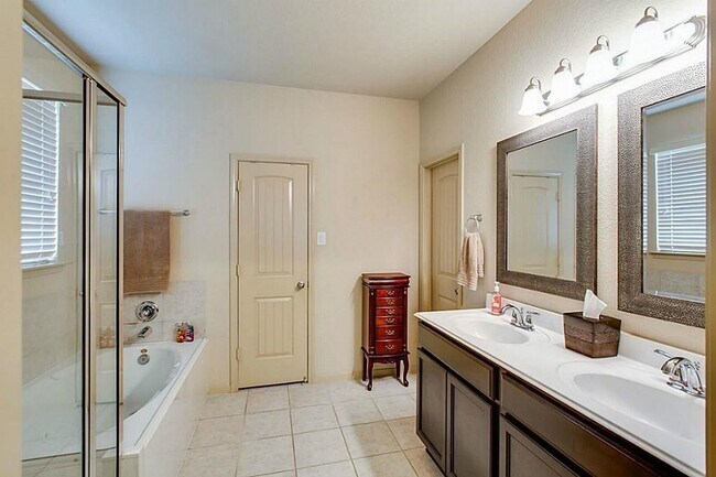 Building Photo - 2510 Shady Falls Ln