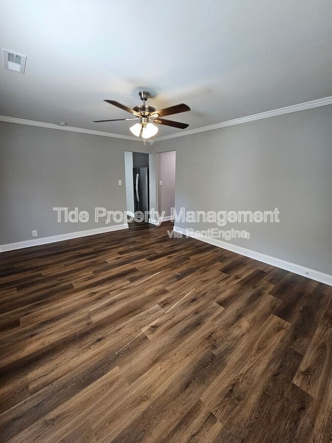 Building Photo - 5821 Robinhood Dr