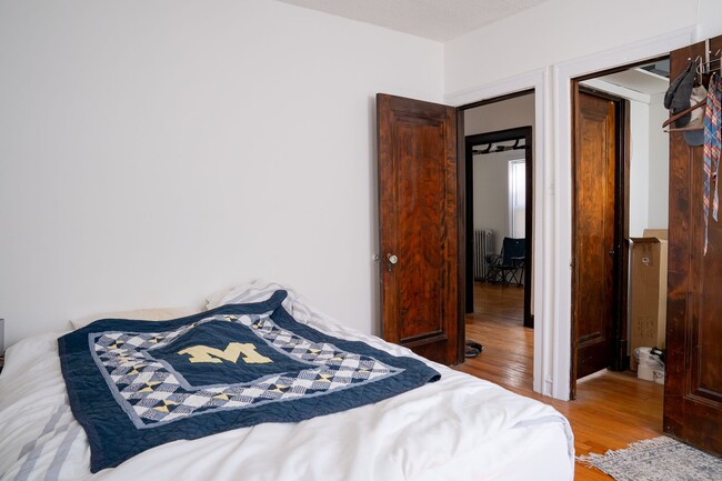 Building Photo - Ravenswood - 1 Bedroom / 1 Bath - Heat Inc...