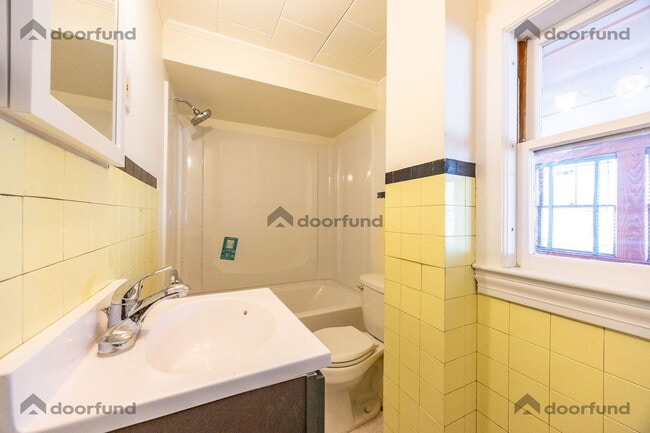 Building Photo - 12 Page St