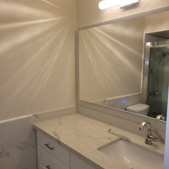 Building Photo - Charming 1 Bedroom Condo in Boutique Kirkl...