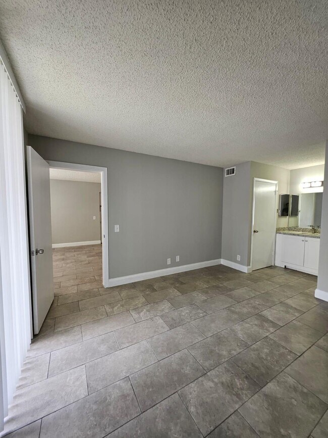 Building Photo - 700 Executive Center Dr