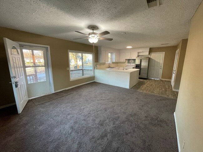 Building Photo - 612 Sun Cir