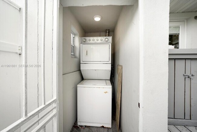 Building Photo - 970 SW 9th St