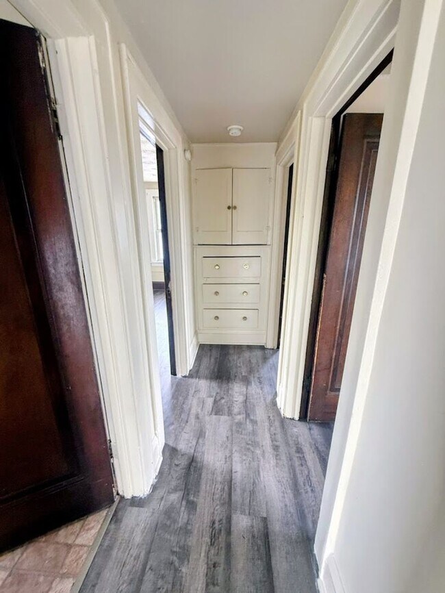 Building Photo - Three bedroom one bathroom home for rent