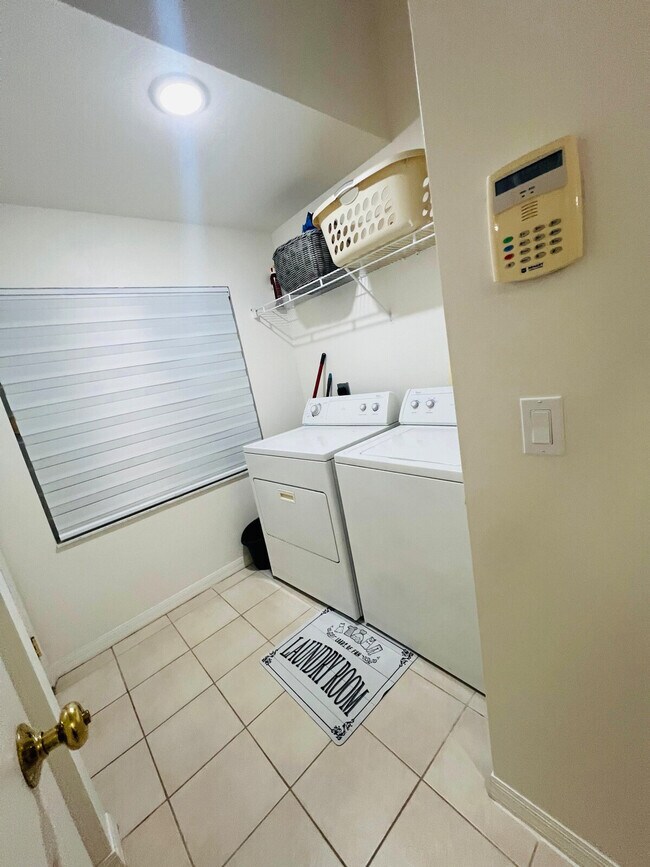 Building Photo - 533 SE 21st Ave