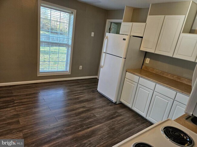 Building Photo - 9296 Hillis Ct