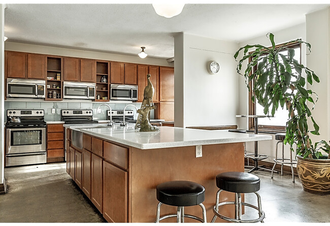 Co-Shared Kitchen - Central State Mansion