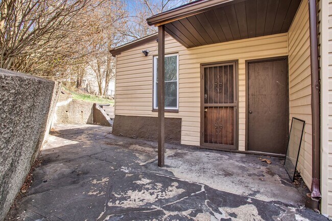Building Photo - Updated 3 Bedroom 1 Bath with Off Street P...