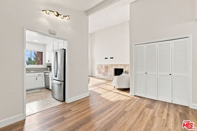Building Photo - 2322 Palos Verdes Dr W