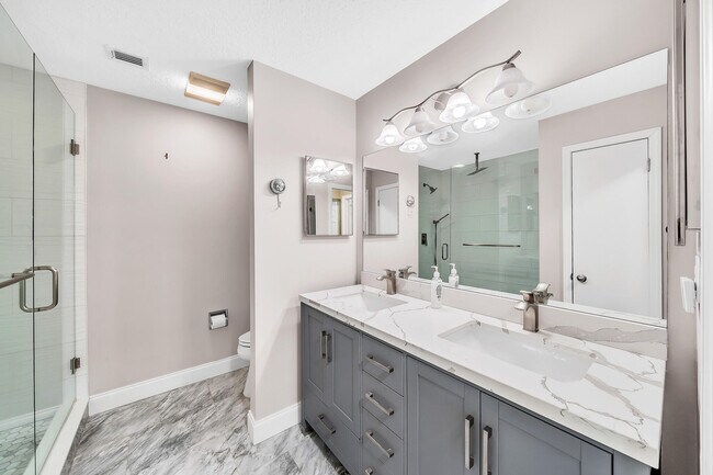 Building Photo - 827 Oak Harbour Dr