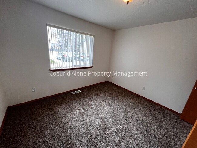 Building Photo - 1135/1137/1139 W Sumac