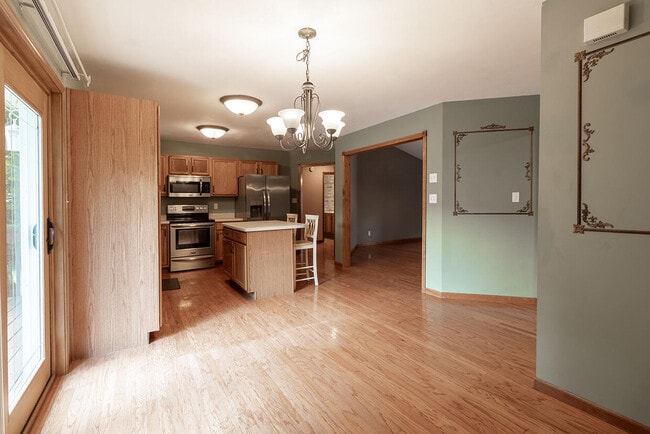 Building Photo - 1302 Look Out Ct