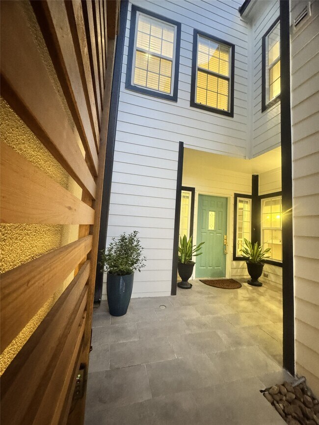 Building Photo - 516 S Post Oak Ln