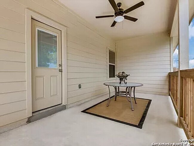 Building Photo - Beautiful Duplex in Seguin!