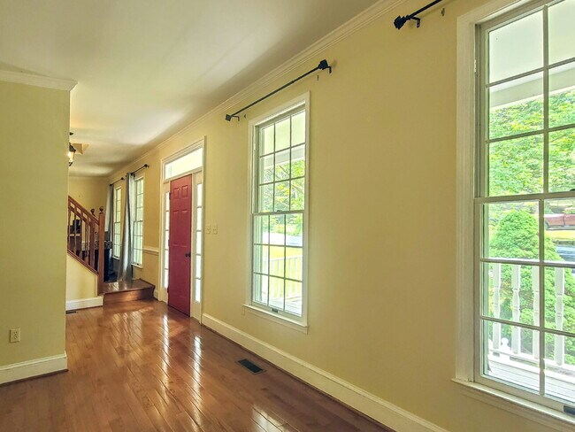 Building Photo - 105 Oakwood Dr