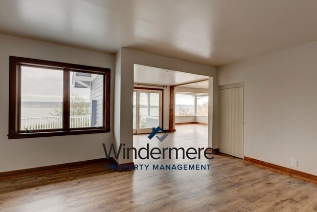 Building Photo - Three Bedroom, Two Bath Waterview