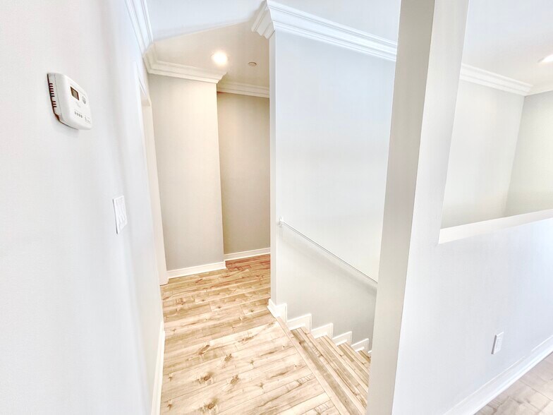 Building Photo - 4463 1/2 Rosewood Ave