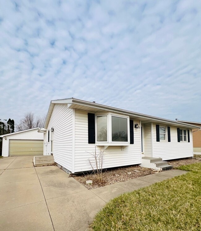 Building Photo - 3 Bedroom Home w/ Garage in Marion, IA