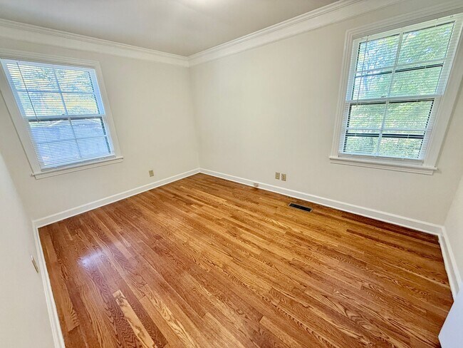 Building Photo - HUGE 4 Bedroom 2.5 Bath Donelson Ranch Cha...