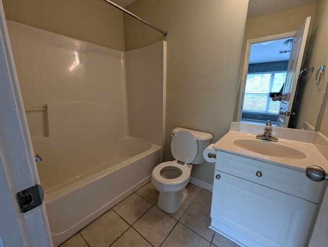 Building Photo - 490 S Barnett Shoals Rd