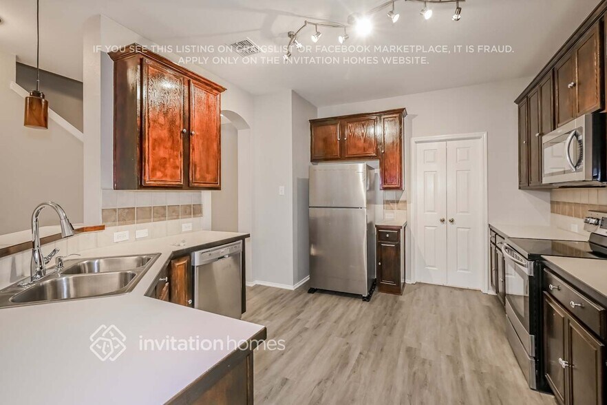 Building Photo - 9501 Links Fairway Dr