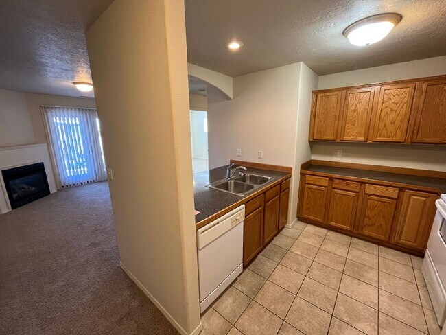 Building Photo - Upstairs 1-bedroom, 1-bath Apartment in an...