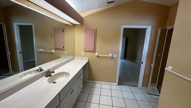Building Photo - SPACIOUS 4-BEDROOM HOME WITH SCREENED POOL IN SE CAPE CORAL