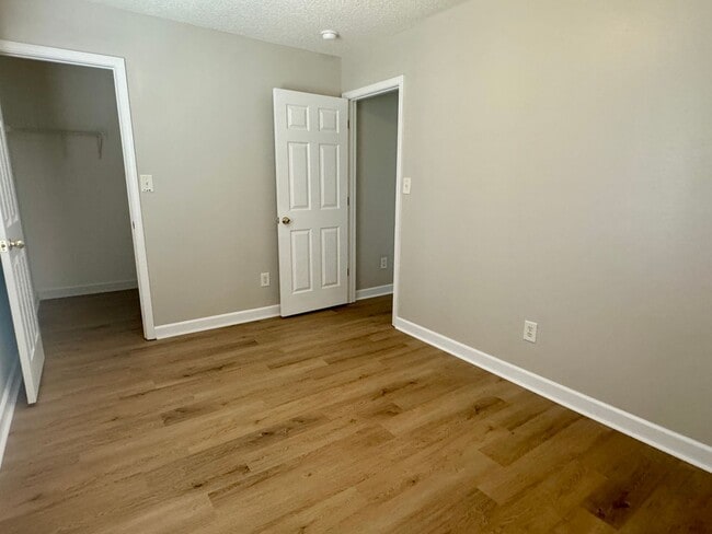 Building Photo - 521 River View Dr