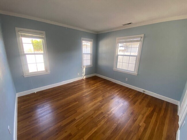 Building Photo - Inviting Pacific Grove Home!