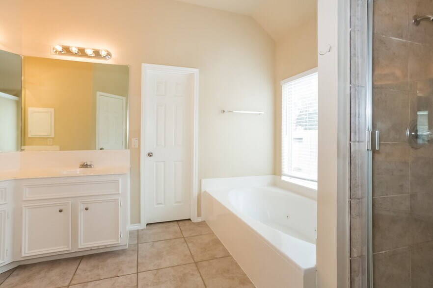 Building Photo - 9510 Wakefield Village Dr