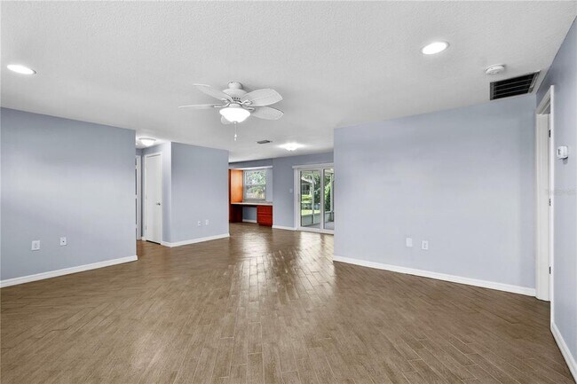 Building Photo - 4612 8th St Ct E