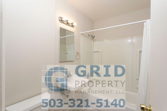 Building Photo - 3 Bedroom Home - Large Corner Lot - SE Por...